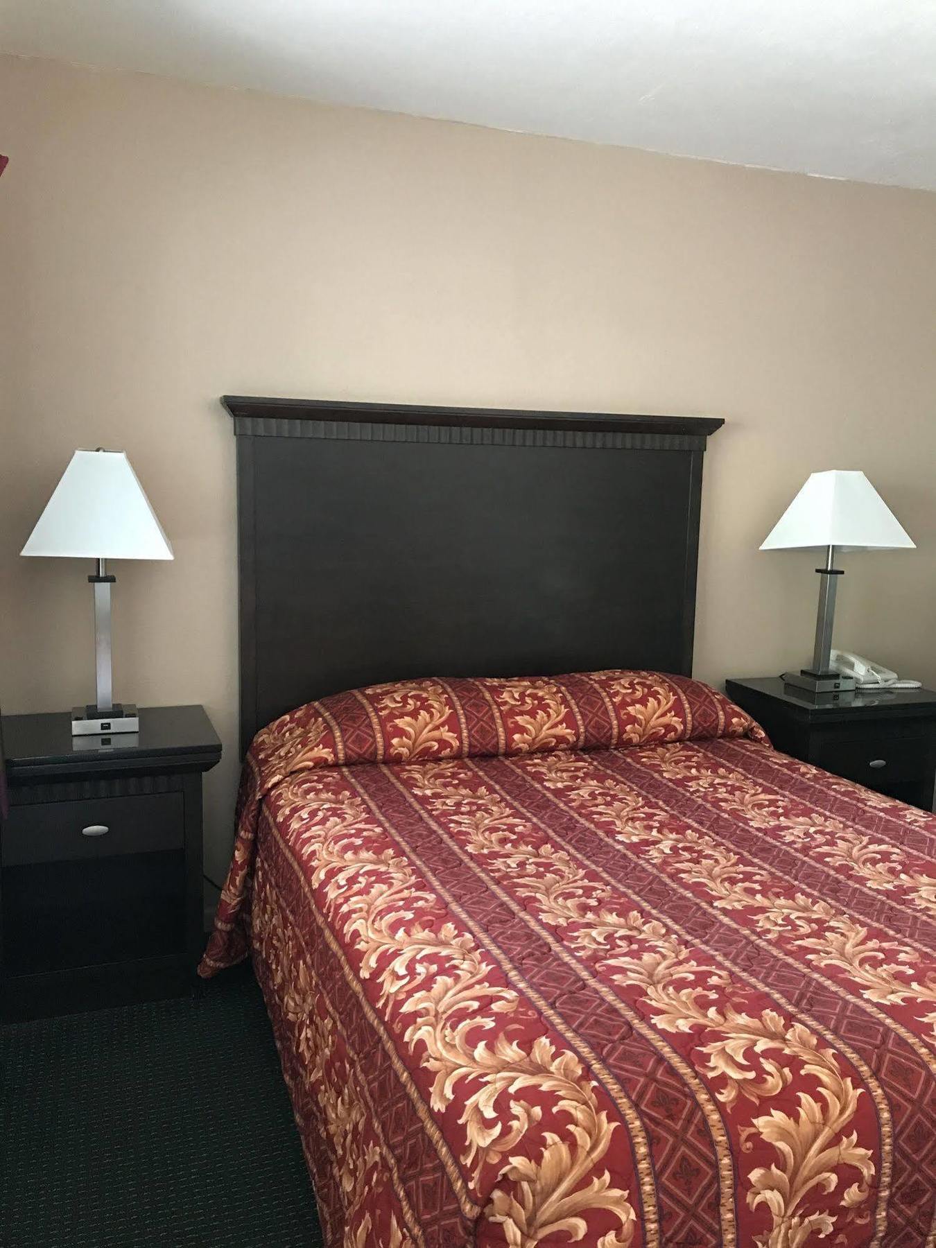 Town House Motel 2*