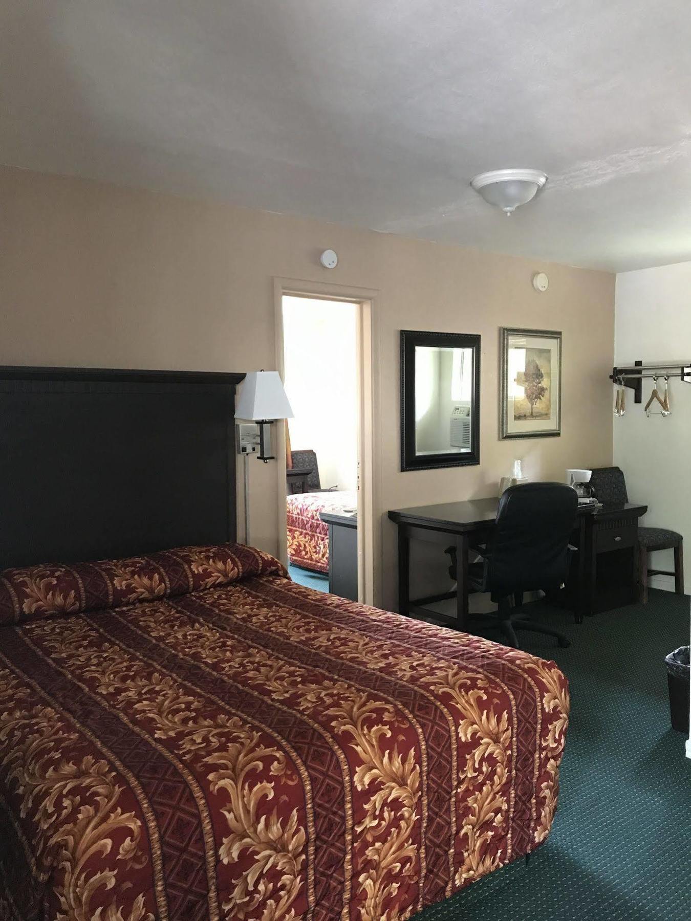 Town House Motel 2*